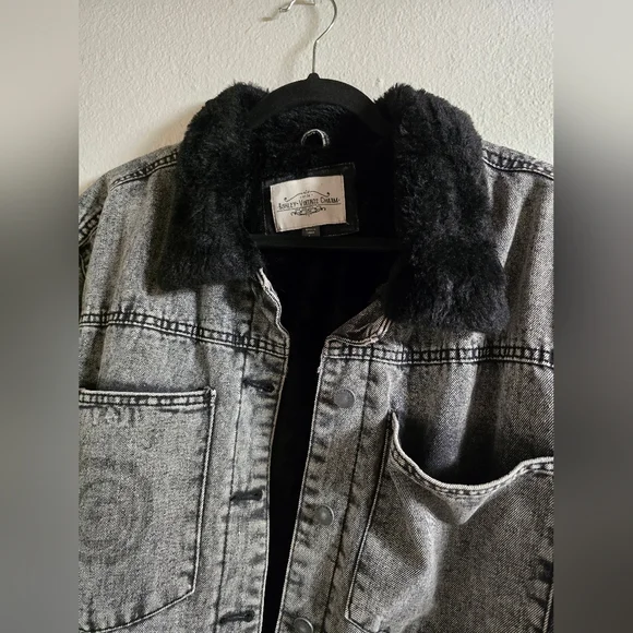 Cropped Gray Denim Jacket - Picture 4 of 8